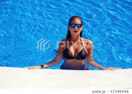 Beautiful girl in outdoor pool Beautiful girl in outdoor pool 32596096