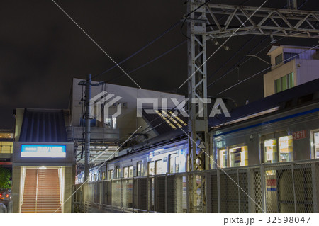 京成八幡駅と京成線電車の夜景 32598047