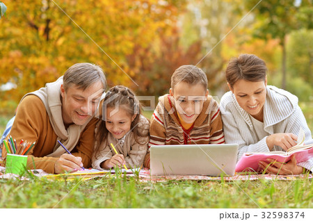 father, mother  and children  32598374