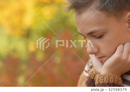 boy thinking  in autumnal park 32598379