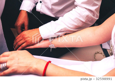 Newly wed couple's hands 32598991