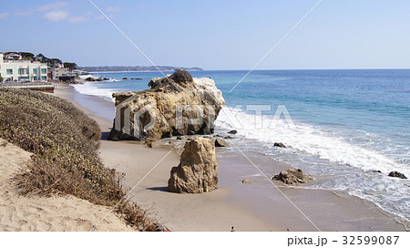MALIBU, UNITED STATES - OCTOBER 9, 2014: Beautiful MALIBU, UNITED STATES - OCTOBER 9, 2014: Beautiful 32599087