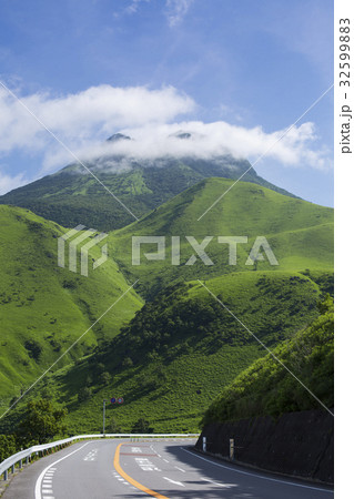 新緑の由布岳と雲 32599883
