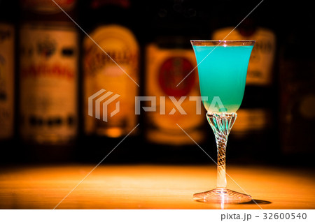 バーにて 綺麗な青色のカクテル 楊貴妃の写真素材