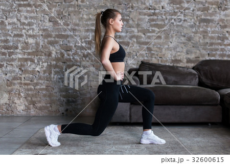 Profile view of sporty girl doing lunges working 32600615