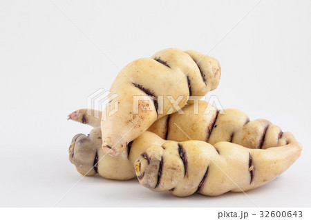 Cubios (Tropaeolum tuberosum) isolated 32600643
