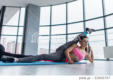 Low angle shot of young female athlete doing 32600707