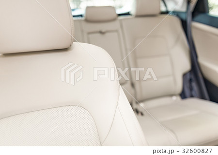 Part of bright leather car seat. 32600827