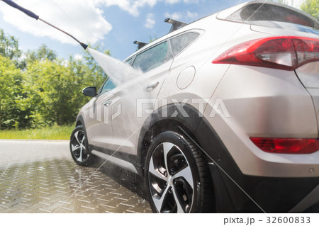 Manual car wash with pressurized water. 32600833