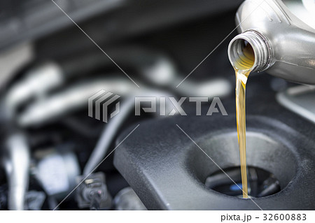 Motor oil pouring. 32600883