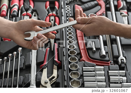 Open toolbox and male hands 32601067