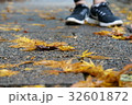 道に落ちた紅葉と人の足 32601872