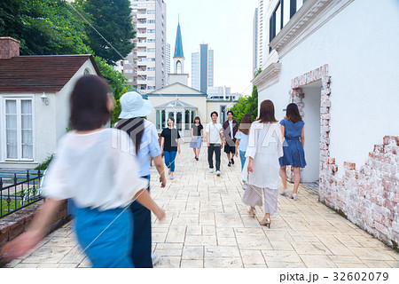 歩行者　街並 32602079