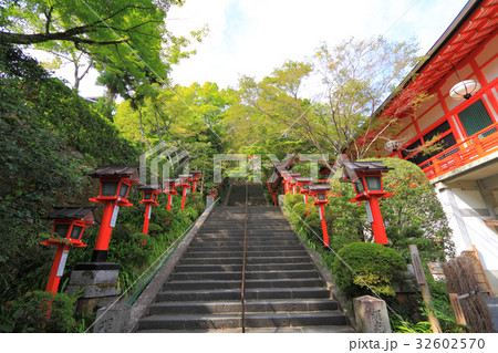 鞍馬寺九十九折参道の石段と灯篭 鞍馬寺九十九折参道の石段と灯篭 32602570