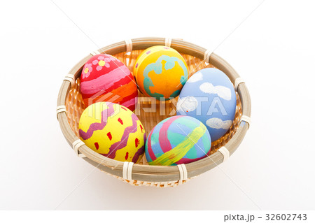 Handmade easter eggs in a basket 32602743