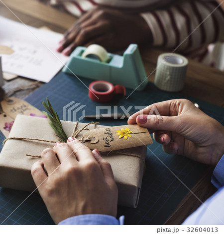 Craft design simplify wrapping gift on wooden table 32604013
