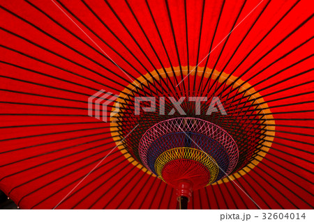 Red umbrella 32604014