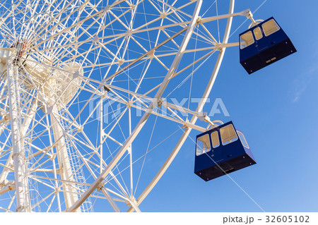 Ferris wheel with sunny day Ferris wheel with sunny day 32605102
