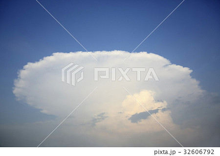 キノコ型の雲 32606792