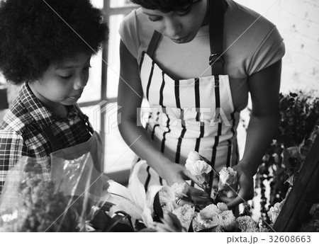 Mom Teaching Kid about Flowers in Flora Shop Mom Teaching Kid about Flowers in Flora Shop 32608663