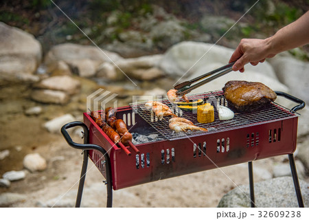 水辺のバーベキュー　肉の炭焼き　海鮮バーベキュー 32609238
