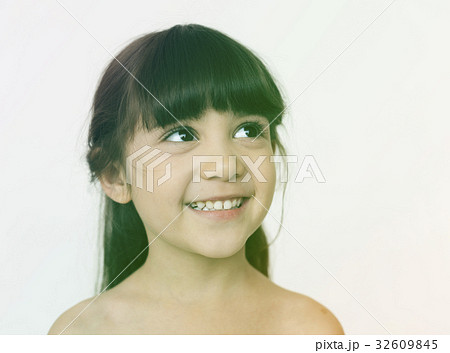Young girl smiling and looking 32609845