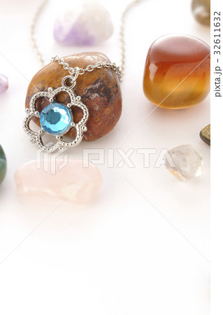 ネックレスと石 32611632