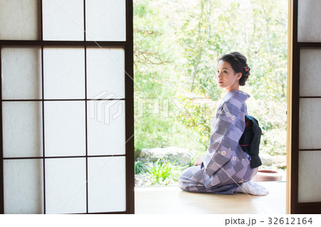 縁側に座る着物の女性の写真素材
