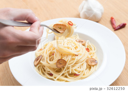 パスタをフォークで持ち上げる パスタをフォークで持ち上げる 32612250