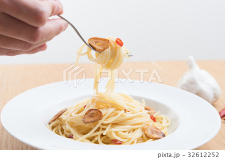 パスタを食べるシーン パスタを食べるシーン 32612252