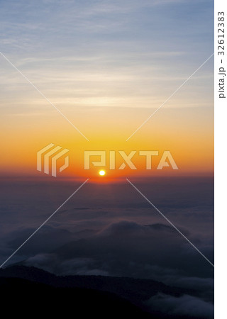 白山御前峰からの雲海と朝日 白山御前峰からの雲海と朝日 32612383