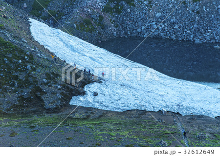 白山お池巡りの紺屋ヶ池と雪渓 白山お池巡りの紺屋ヶ池と雪渓 32612649