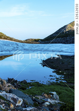 白山お池巡りの油ヶ池と雪渓 32612650