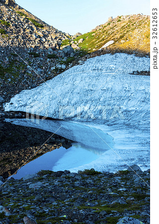 白山お池巡りの油ヶ池と雪渓 32612653