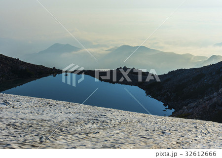 白山お池巡りの翠ヶ池と雪渓 32612666