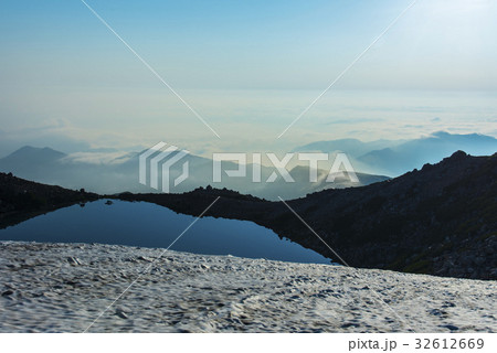 白山お池巡りの翠ヶ池と雪渓 32612669