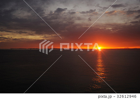 東京湾 夕日 海ほたるからの景色 三浦半島 東京湾 夕日 海ほたるからの景色 三浦半島 32612946