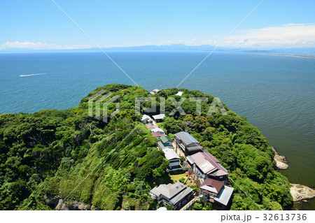 江の島展望灯台から山二つ 32613736