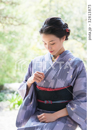 縁側に座る着物の女性 32613875