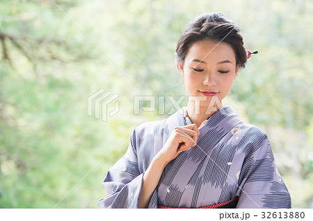 縁側に座る着物の女性の写真素材 縁側に座る着物の女性の写真素材