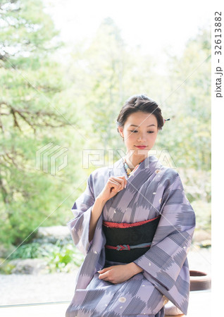 縁側に座る着物の女性 縁側に座る着物の女性 32613882