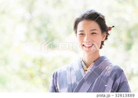 縁側に座る着物の女性 32613889