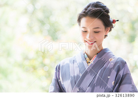 縁側に座る着物の女性 32613890