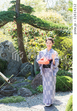手土産を持つ着物の女性 32614212