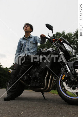 男性 バイク 男性 バイク 32614725