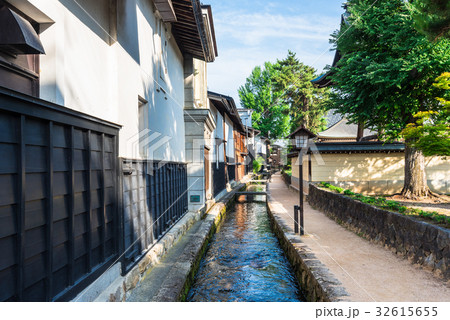 岐阜県　飛騨古川　瀬戸川と白壁土蔵の町並み 32615655
