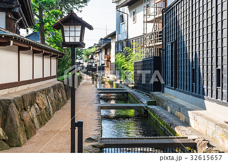 岐阜県　飛騨古川　瀬戸川と白壁土蔵の町並み 32615657