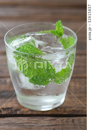 ミントの葉を入れたシュワシュワ炭酸水 32615837