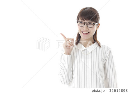 指さしポーズの女性 指さしポーズの女性 32615898