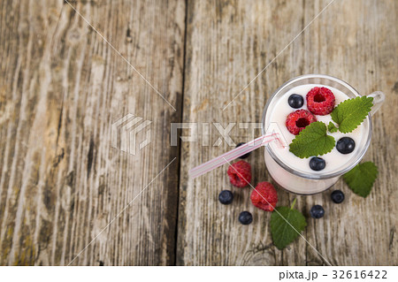 Smoothie with blueberries and raspberries  32616422